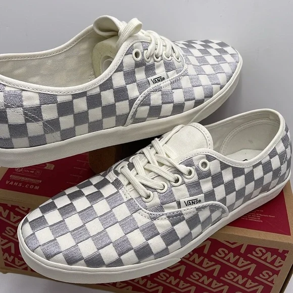 Vans WMNS Authentic Lowpro Embroidered Check Lunar R
VN000D047VF
Sneakers - Picture 10 of 16